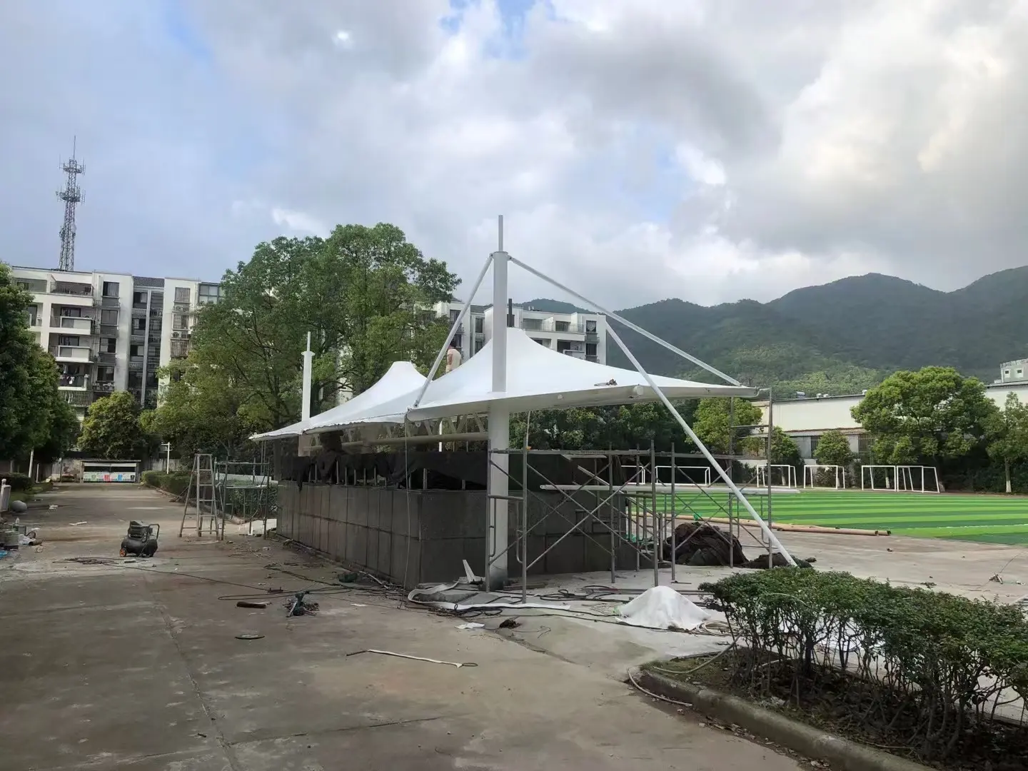2026年贵州铜仁停车棚球场棚改造纪实:老旧雨棚换新,运维压力怎么降